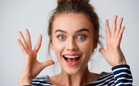 Девушка широко улыбается