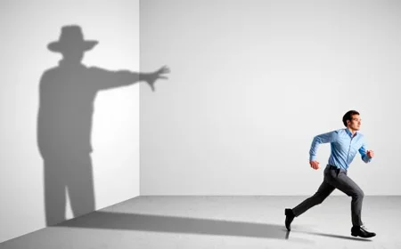 Мужчина убегает от тени